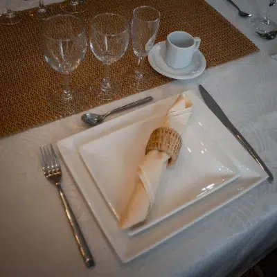 Assiettes rectangulaires "BRUNCH" en porcelaine L 27,5 cm x l 22,5 cm