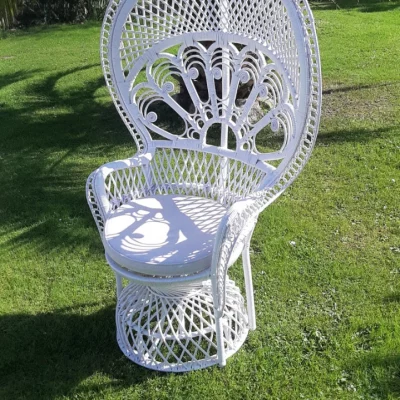 Fauteuil en rotin blanc type "Emmanuelle"